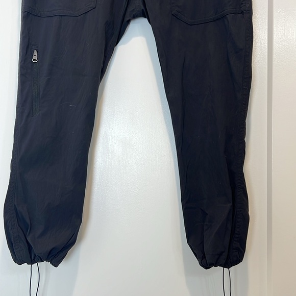 Columbia Black Cargo Pants with Tapered Elastic Cuffs size 2. - Picture 3 of 8